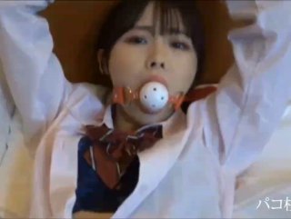 日裔女孩和金发妞玩3P